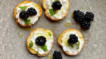 BLACKBERRY AND GOATS CHEESE CROSTINI